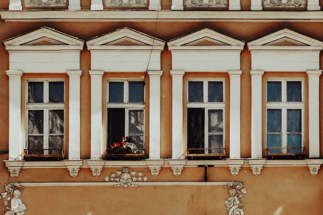Stuckverzierte Berliner Altbaufassade mit hohen Fenstern