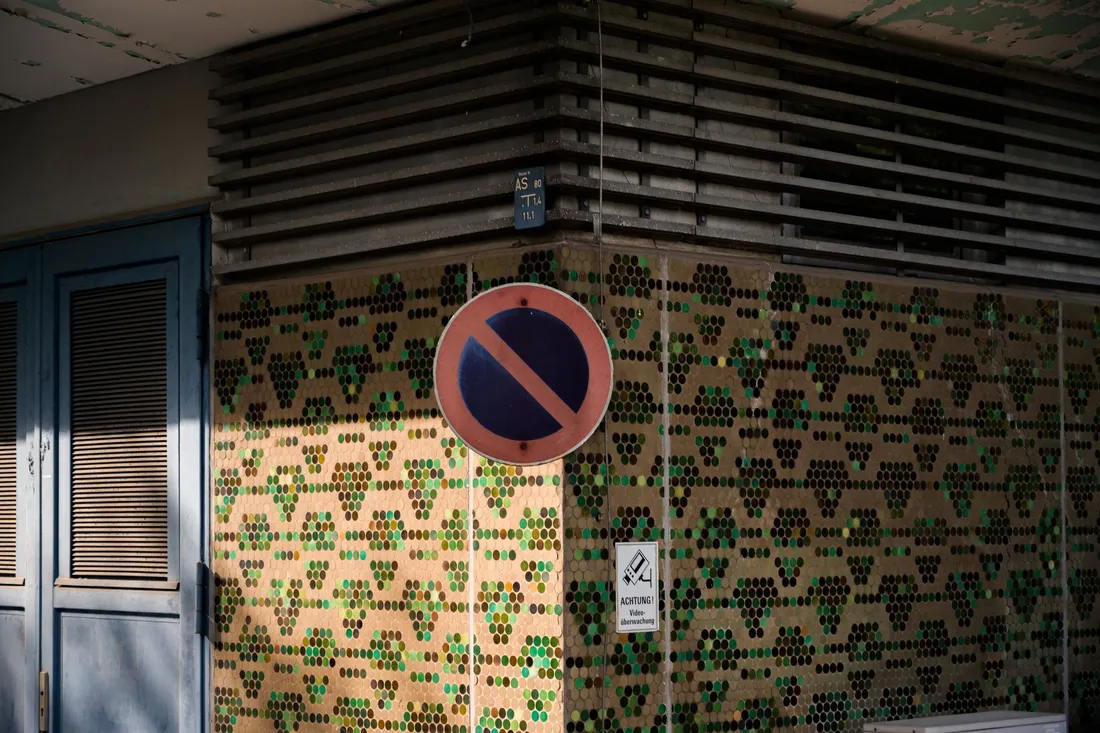 Mobiles Halteverbotsschild am Straßenrand vor einem Berliner Wohnhaus