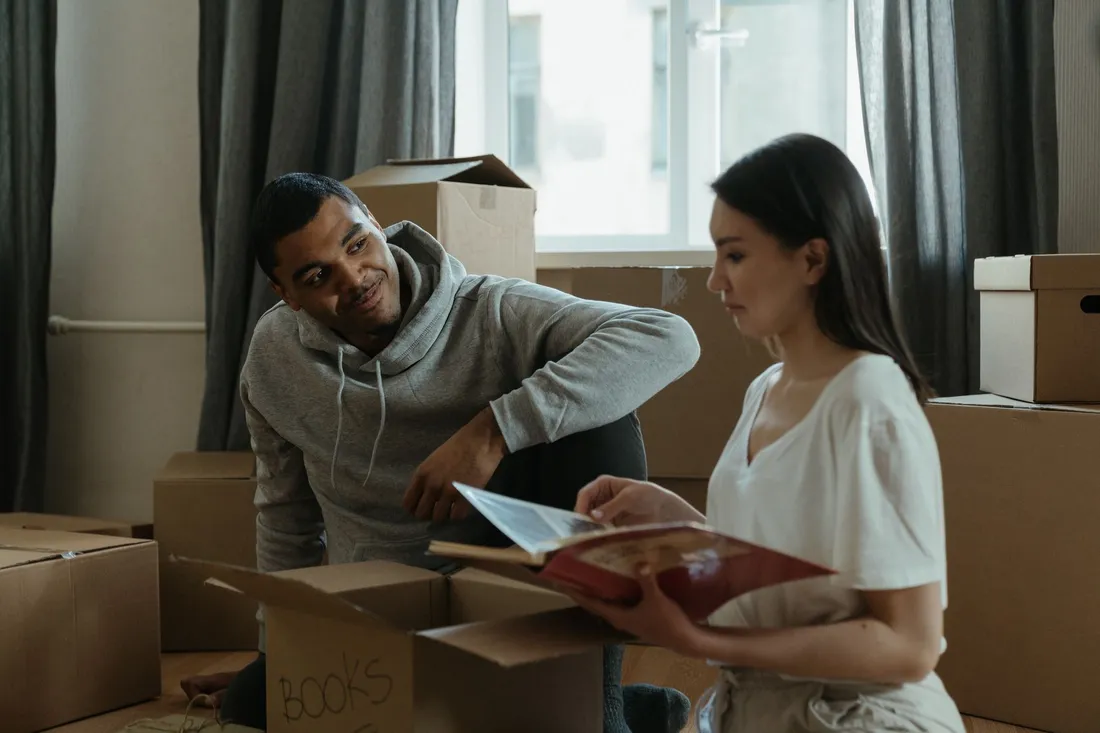 Sorgfältig gepackte Umzugskartons in einer hellen Berliner Wohnung